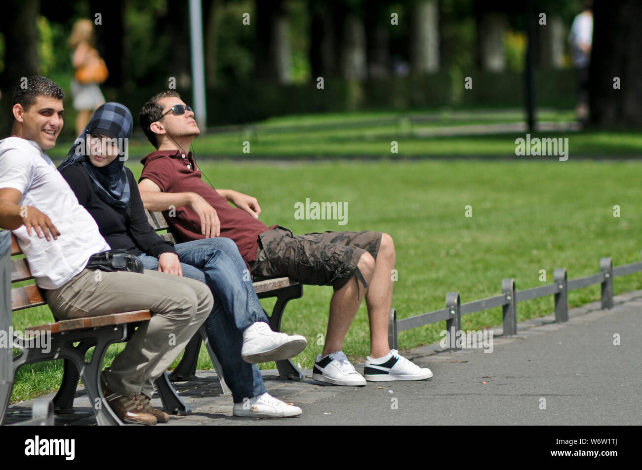 Una donna musulmana guardando al suo fidanzato. Francoforte, principale Riverside park. Germania Foto Stock