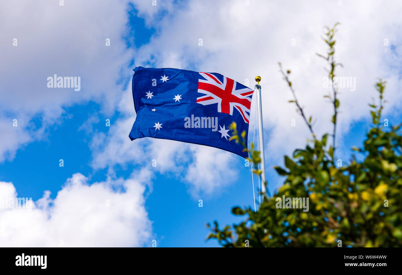L'Australiano su una bandiera Pole con una boccola in primo piano. Foto Stock