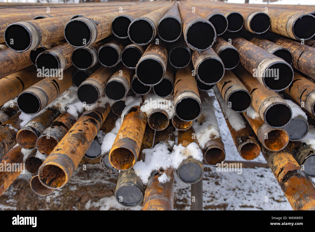 Industria offshore di produzione di petrolio e gas pipeline di petrolio. Perforazione downhole rig. La deposizione del tubo sul ponte. Vista del guscio di tubazioni di perforazione prevista Foto Stock