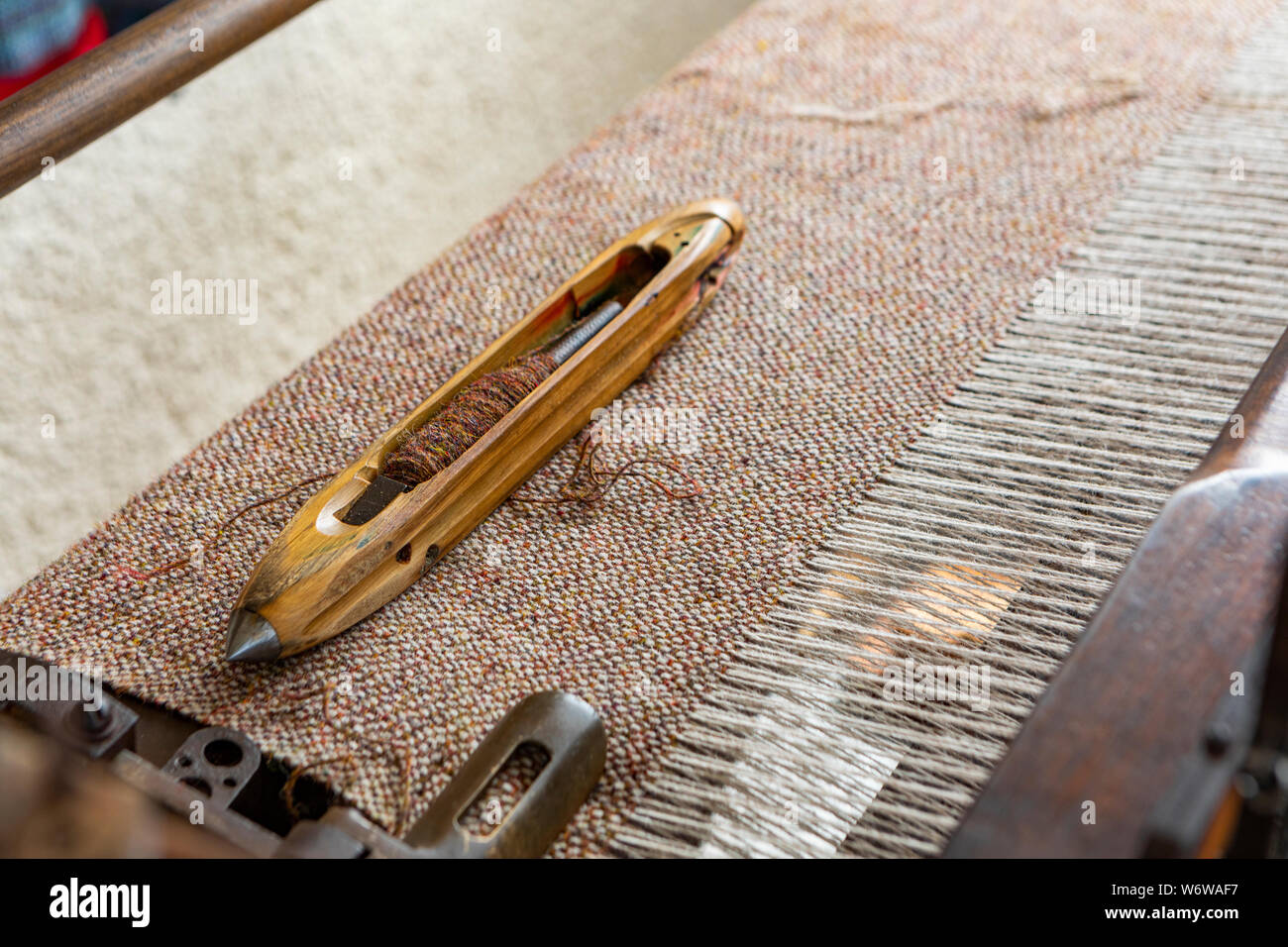 Tradizionale il telaio di tessitura e la navetta per il Tweed tessitura Foto Stock