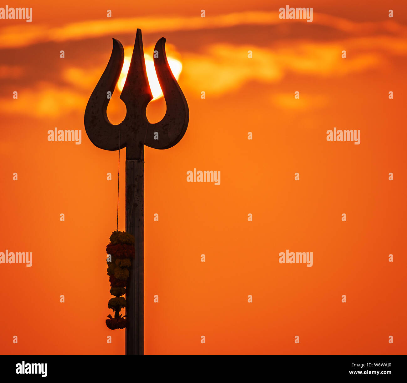 Biglietto di auguri sfondo con trishula per Maha Shivratri, un festival indù celebrato del Signore Shiva. Tridente di lord shiva in Goa India Foto Stock