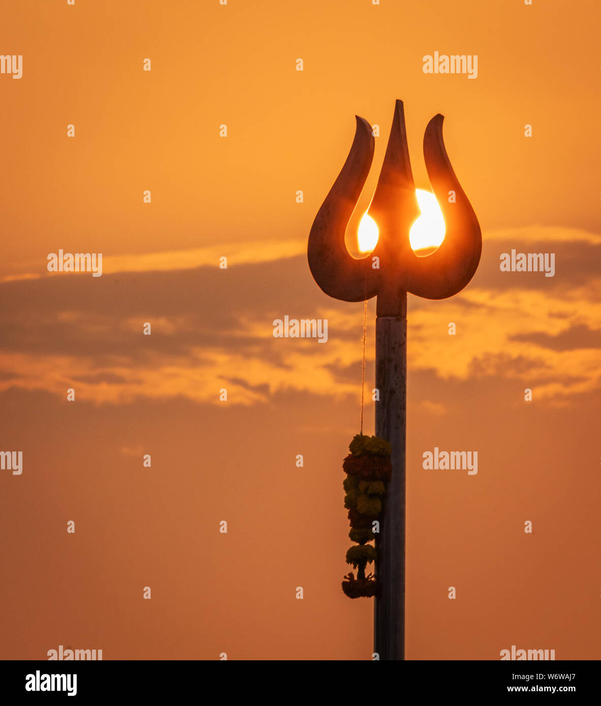 Biglietto di auguri sfondo con trishula per Maha Shivratri, un festival indù celebrato del Signore Shiva. Tridente di lord shiva in Goa India Foto Stock