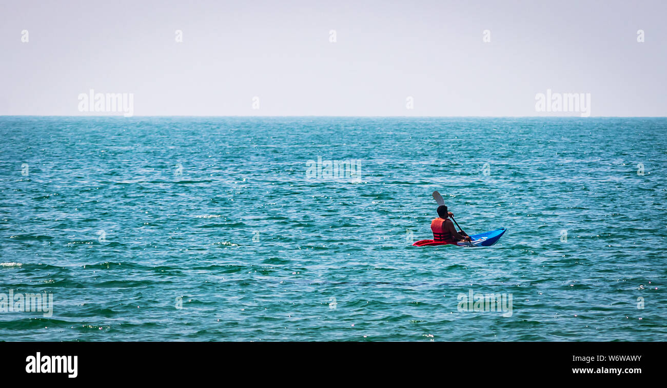 kayak in mezzo al mare. Giovane uomo in kayak India Goa Foto Stock