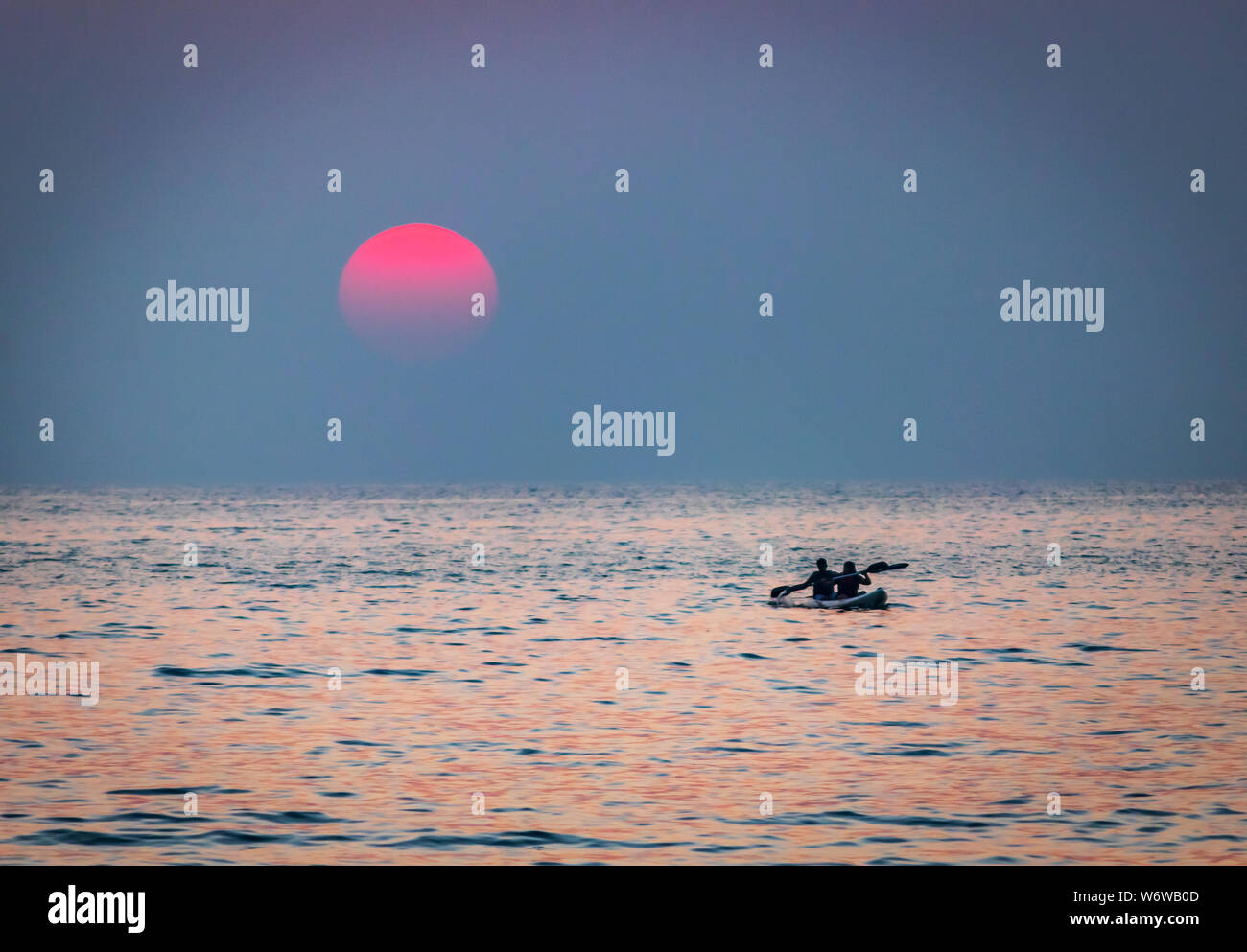 kayak in mezzo al mare. Giovane uomo in kayak India Goa Foto Stock