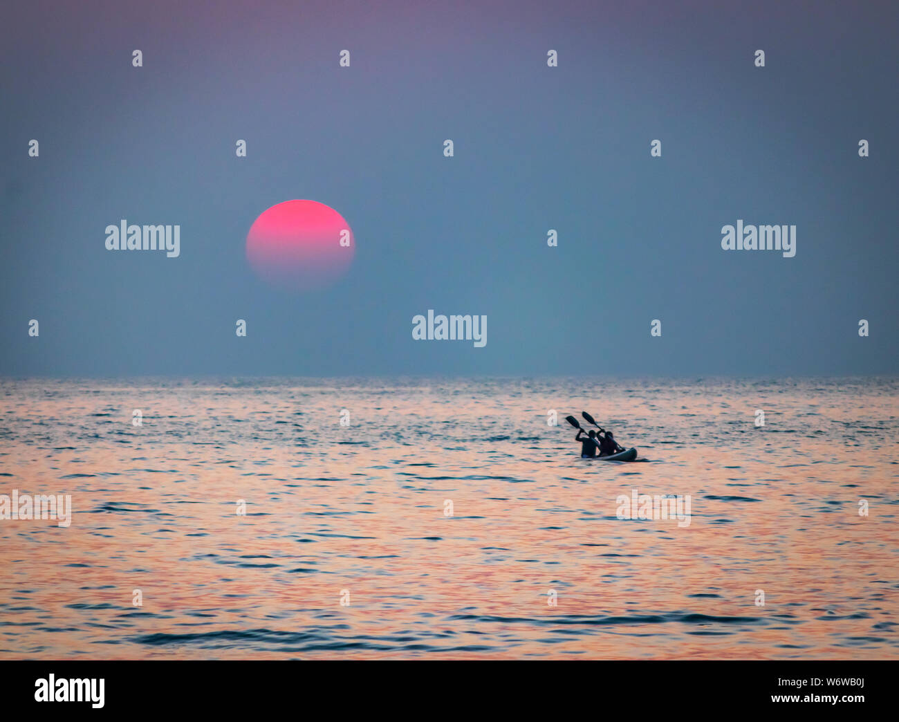kayak in mezzo al mare. Giovane uomo in kayak India Goa Foto Stock