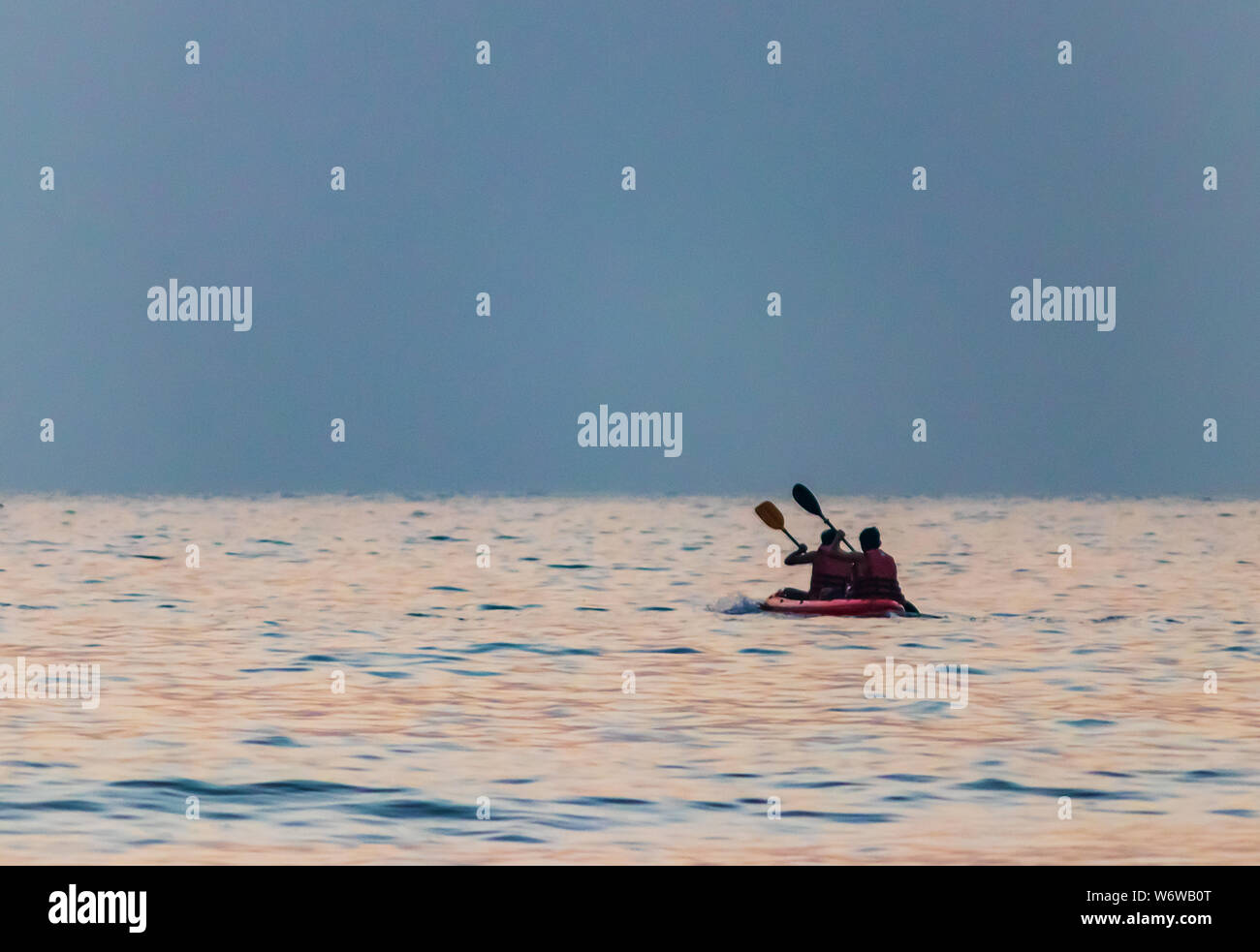 kayak in mezzo al mare. Giovane uomo in kayak India Goa Foto Stock
