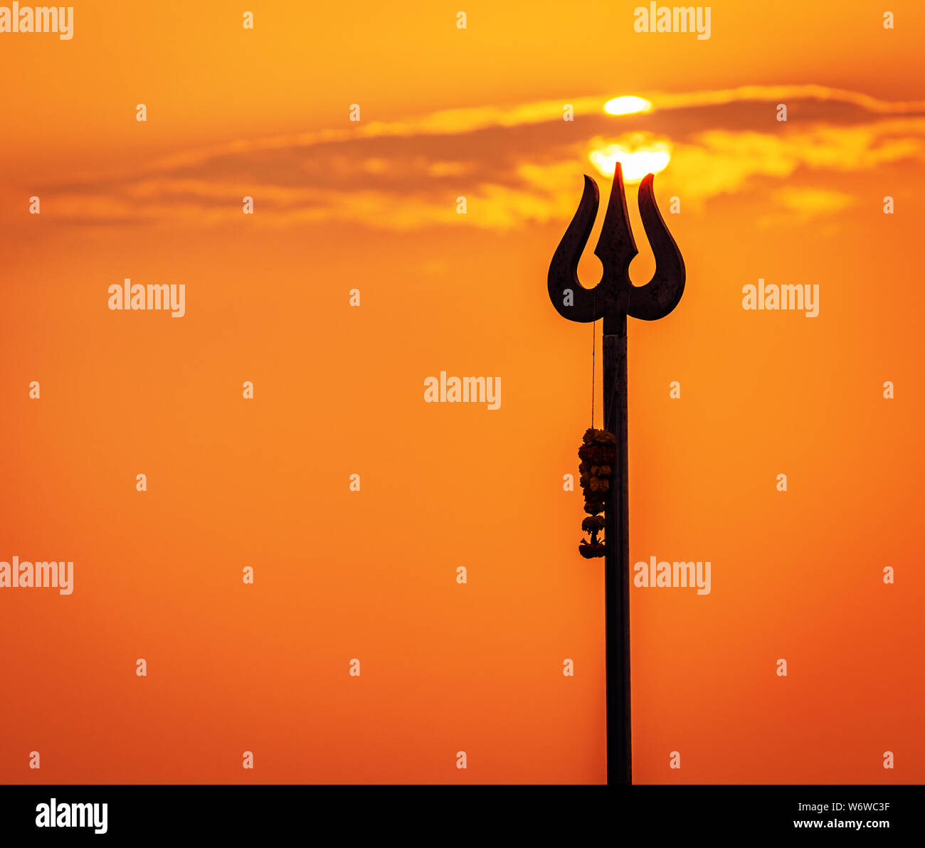 Biglietto di auguri con sfondo trishula per Maha Shivratri, un festival indù celebrata del Signore Shiva. Tridente del signore Shiva in Goa in India Foto Stock