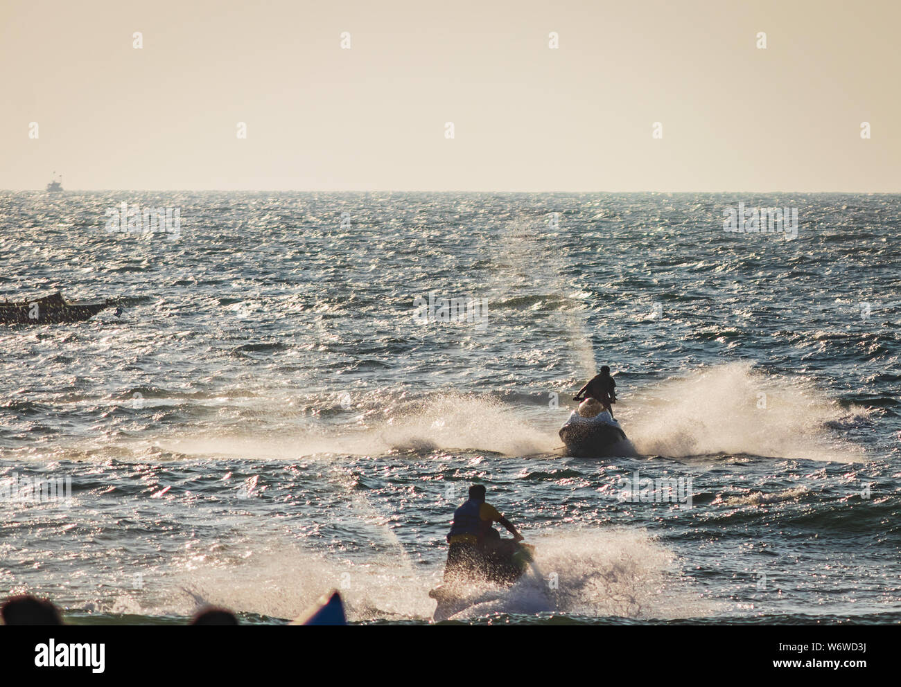 Giovane coppia in moto d'acqua / moto d'onda nel mare di Goa, indossando giubbotti di sicurezza. Arambol spiaggia Foto Stock