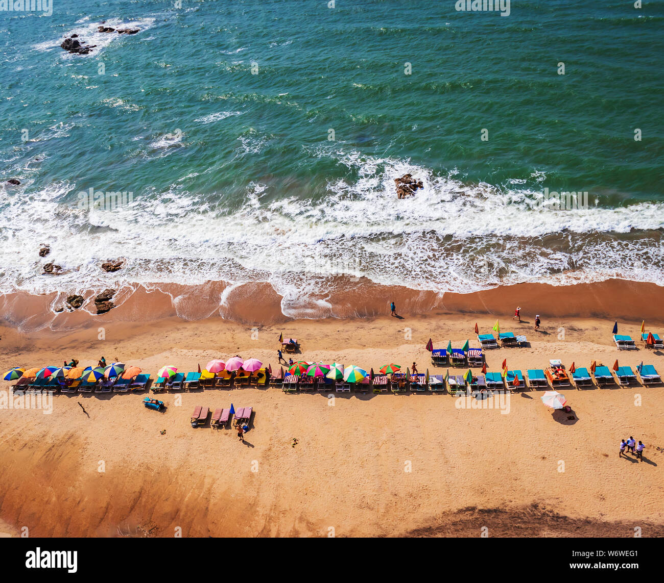 Vista superiore della spiaggia di Goa in India vagator beach. persone facendo bagni di sole sulla spiaggia a baracche Foto Stock