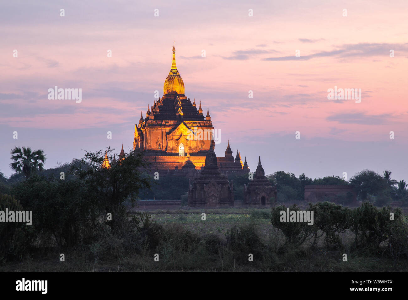 Sunrise attraverso il complesso del tempio di Bagan Myanmar. Uno dei momenti salienti del Myanmar questa antica città è sede di centinaia di antichi templi e ha Foto Stock