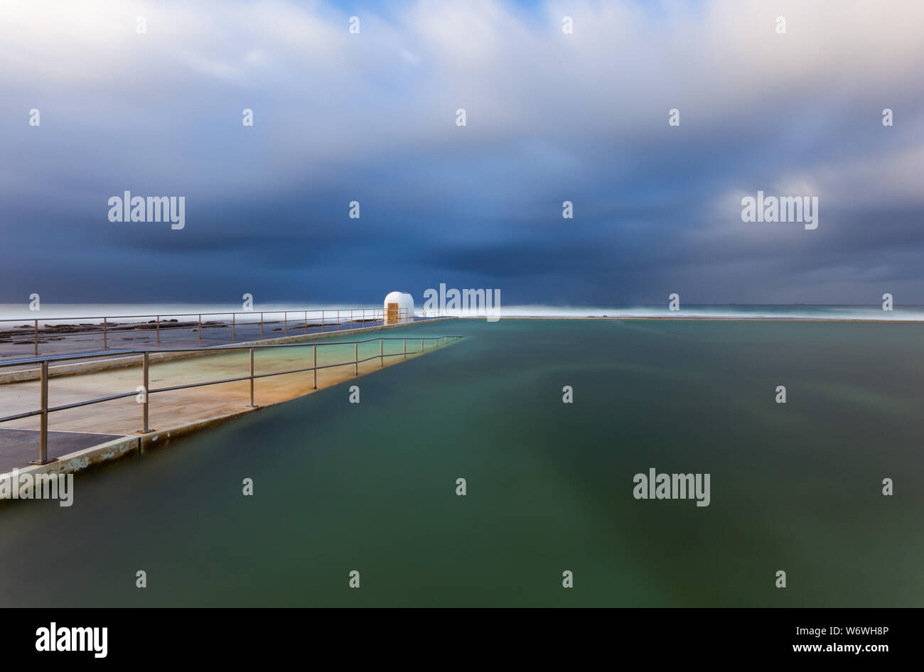 Tempesta giorno a Merewether bagni - Newcastle NSW Australia. Questi bagni di mare sono un famoso punto di riferimento nella città balneare di Newcastle. Sono alcuni dei th Foto Stock