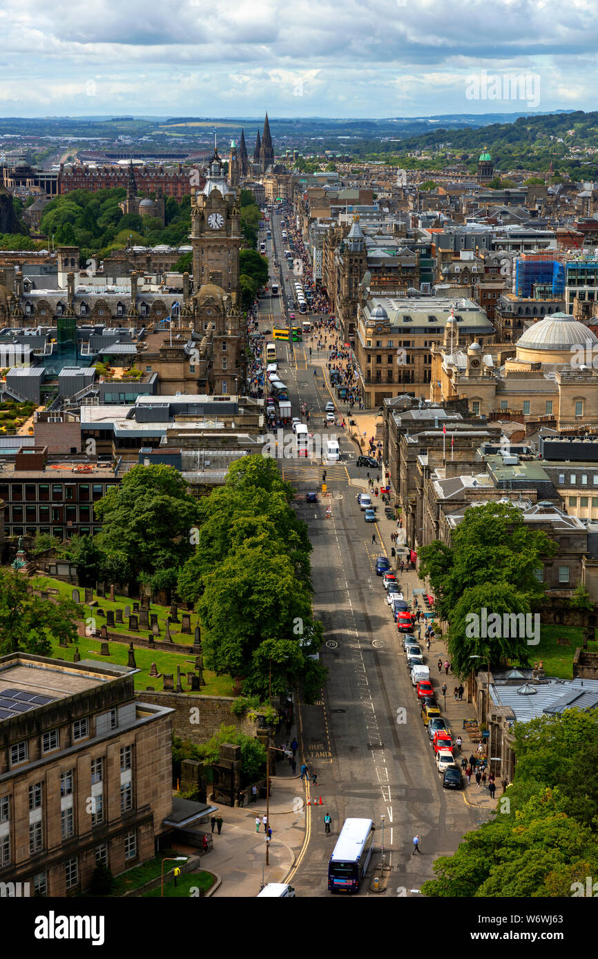 Vista da Calton Hill per case della città vecchia, di fronte Princes Street, Edinburgh, Lothian, Scozia, Regno Unito Foto Stock
