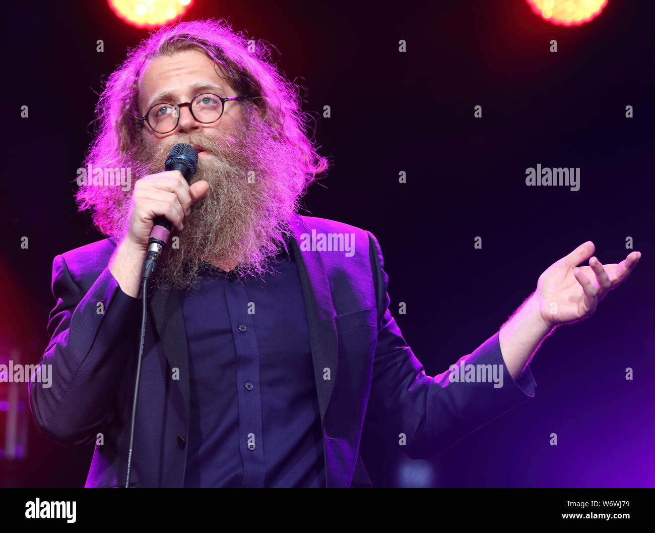 Cambridge, Regno Unito. 02Aug, 2019. Canadese cantante folk Ben Caplan da Halifax, Nova Scotia. esegue il Giorno uno del mondo rinomato festival del folk di Cambridge in Cherry Hinton Hall, Cambridge. Credito: SOPA Immagini limitata/Alamy Live News Foto Stock