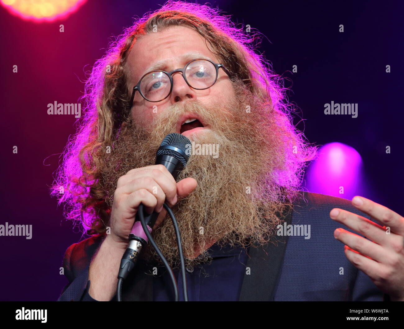 Cambridge, Regno Unito. 02Aug, 2019. Canadese cantante folk Ben Caplan da Halifax, Nova Scotia. esegue il Giorno uno del mondo rinomato festival del folk di Cambridge in Cherry Hinton Hall, Cambridge. Credito: SOPA Immagini limitata/Alamy Live News Foto Stock