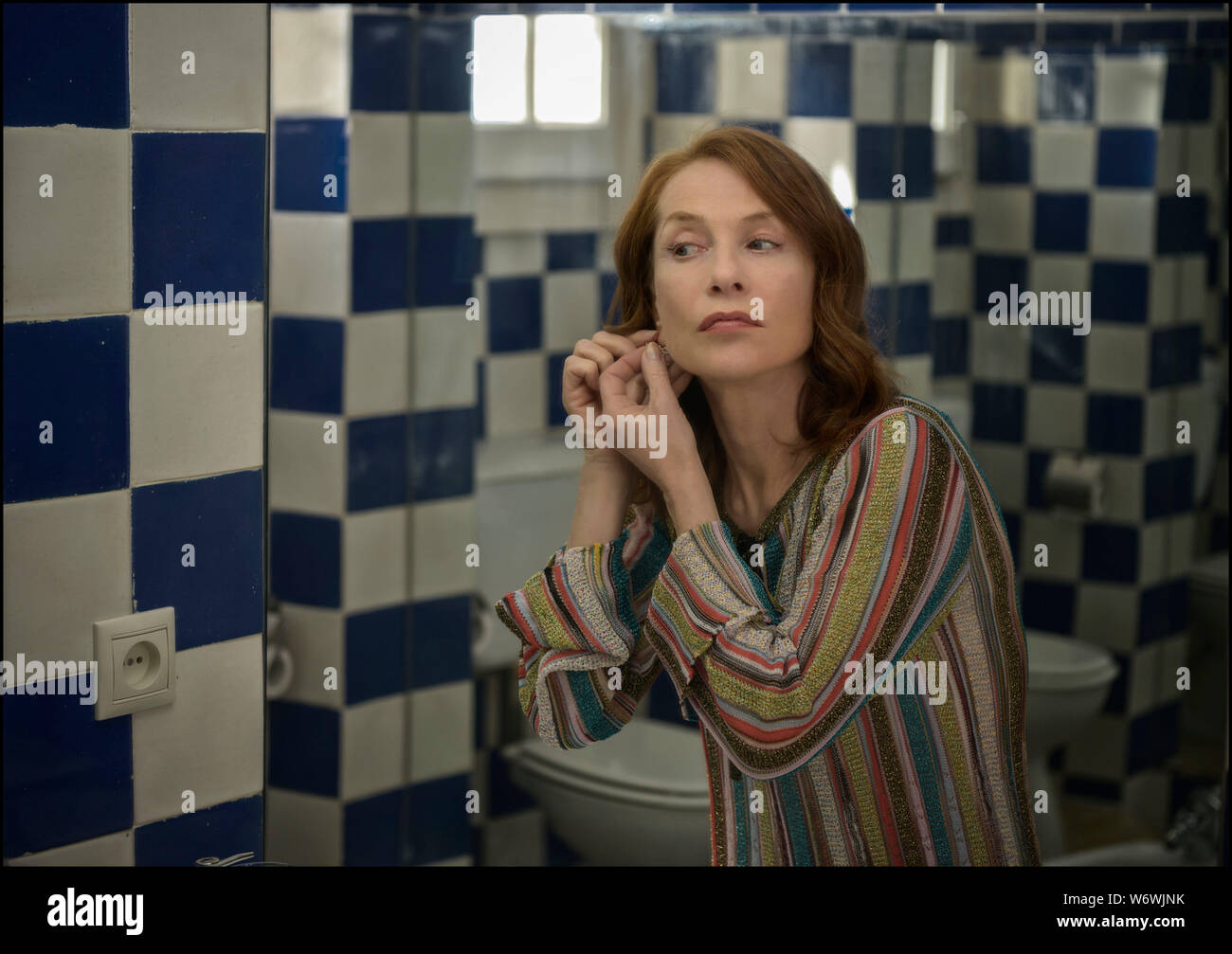 Data di rilascio: ottobre 25, 2019 Titolo: Frankie STUDIO: Sony Pictures Classics direttore: Ira Sachs trama: tre generazioni alle prese con un'esperienza che cambia la vita durante un giorno di vacanza a Sintra, Portogallo, una storica città nota per i suoi giardini densa e fiabesca ville e palazzi. STARRING: ISABELLE HUPPERT come Frankie. (Credito Immagine: © Sony Pictures Classics/Entertainment Immagini) Foto Stock