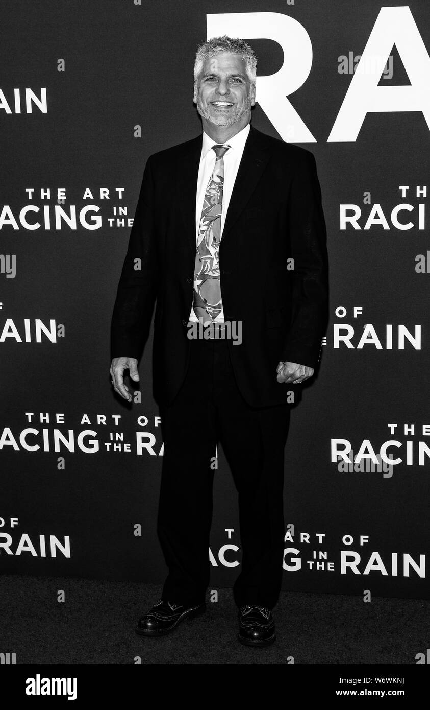 Los Angeles, CA - Agosto 01, 2019: Garth Stein assiste la premiere di 'L'arte di correre sotto la pioggia" tenutasi presso El Capitan theater Foto Stock
