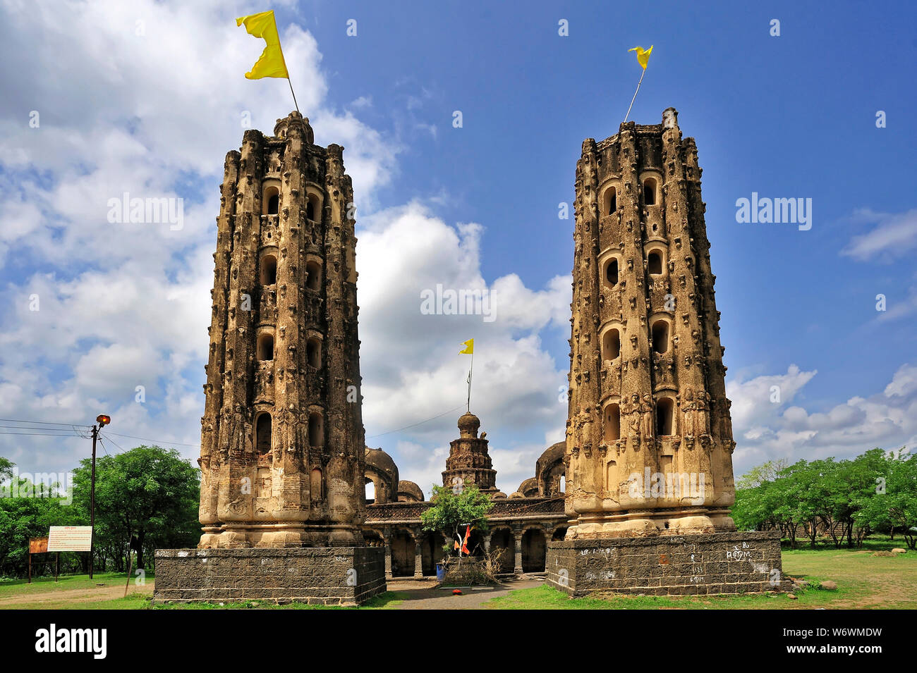 Khandoba mandirs(tempio) torreggianti dipmalas(Deep Jyoti Stambh) Foto Stock