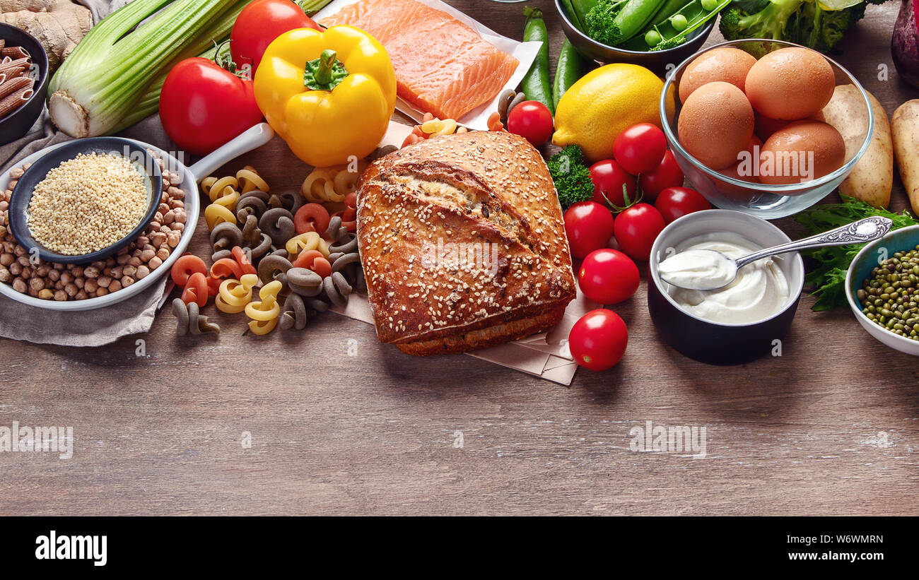 Cibo sano. Alimento equilibrato di cottura Ingredienti. Pulire la dieta di mangiare. Immagine con spazio di copia Foto Stock