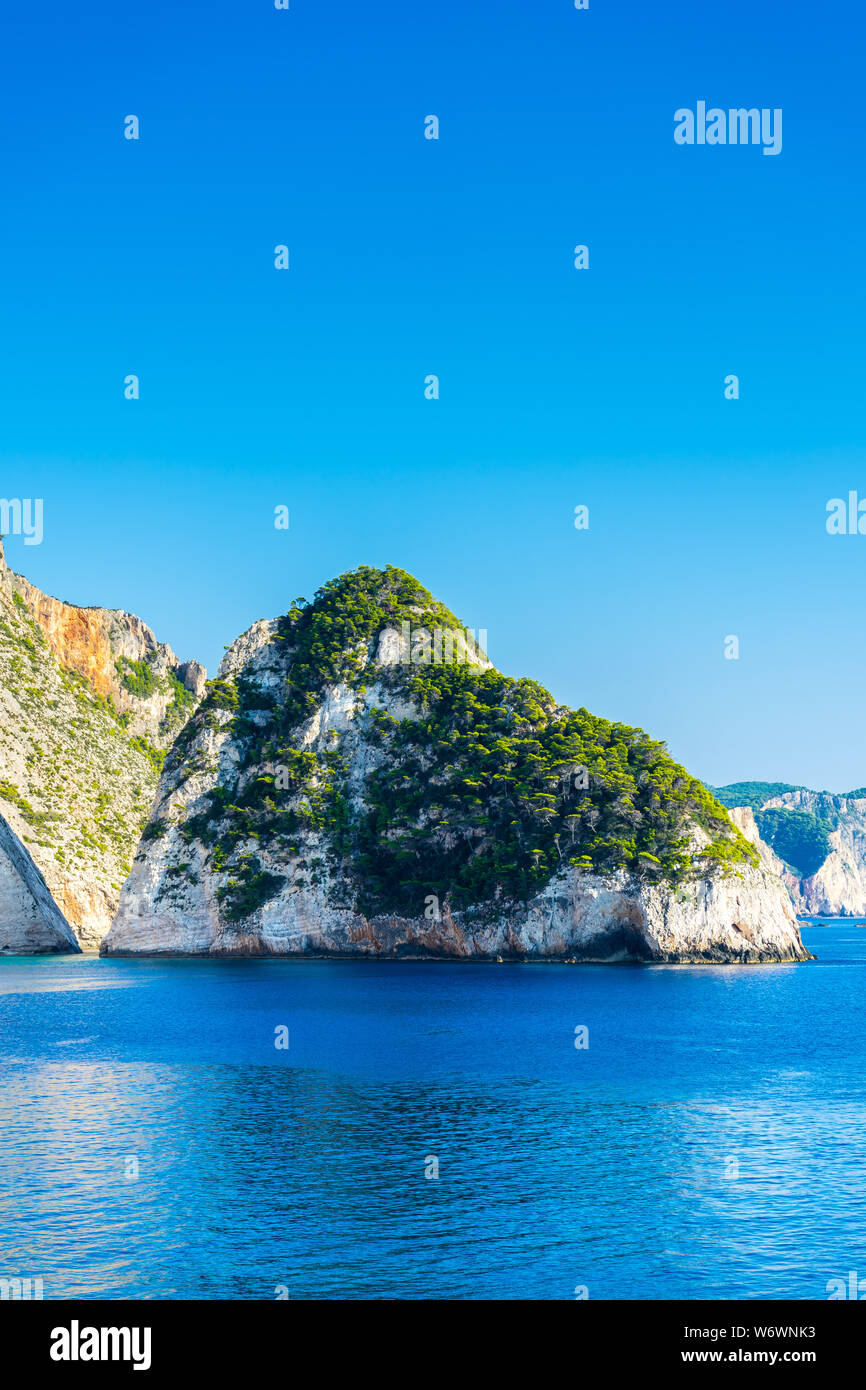 Grecia ZANTE, albero verde coperta plakaki isolotto di oceano blu acqua Foto Stock