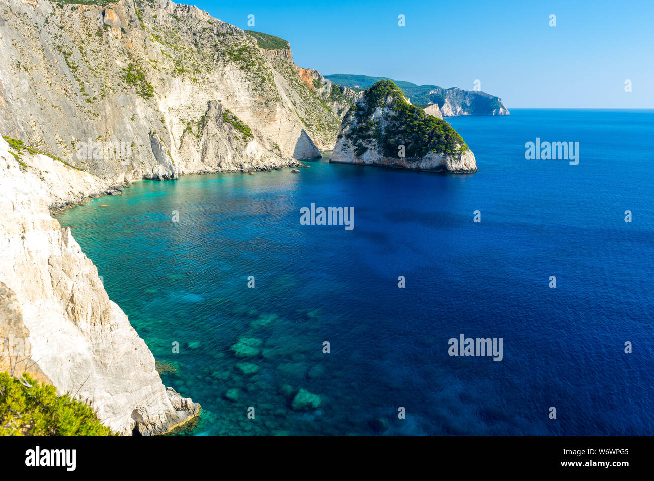 Grecia ZANTE, azzurre acque circostanti isola plakaki a scogliere vicino agalas Foto Stock