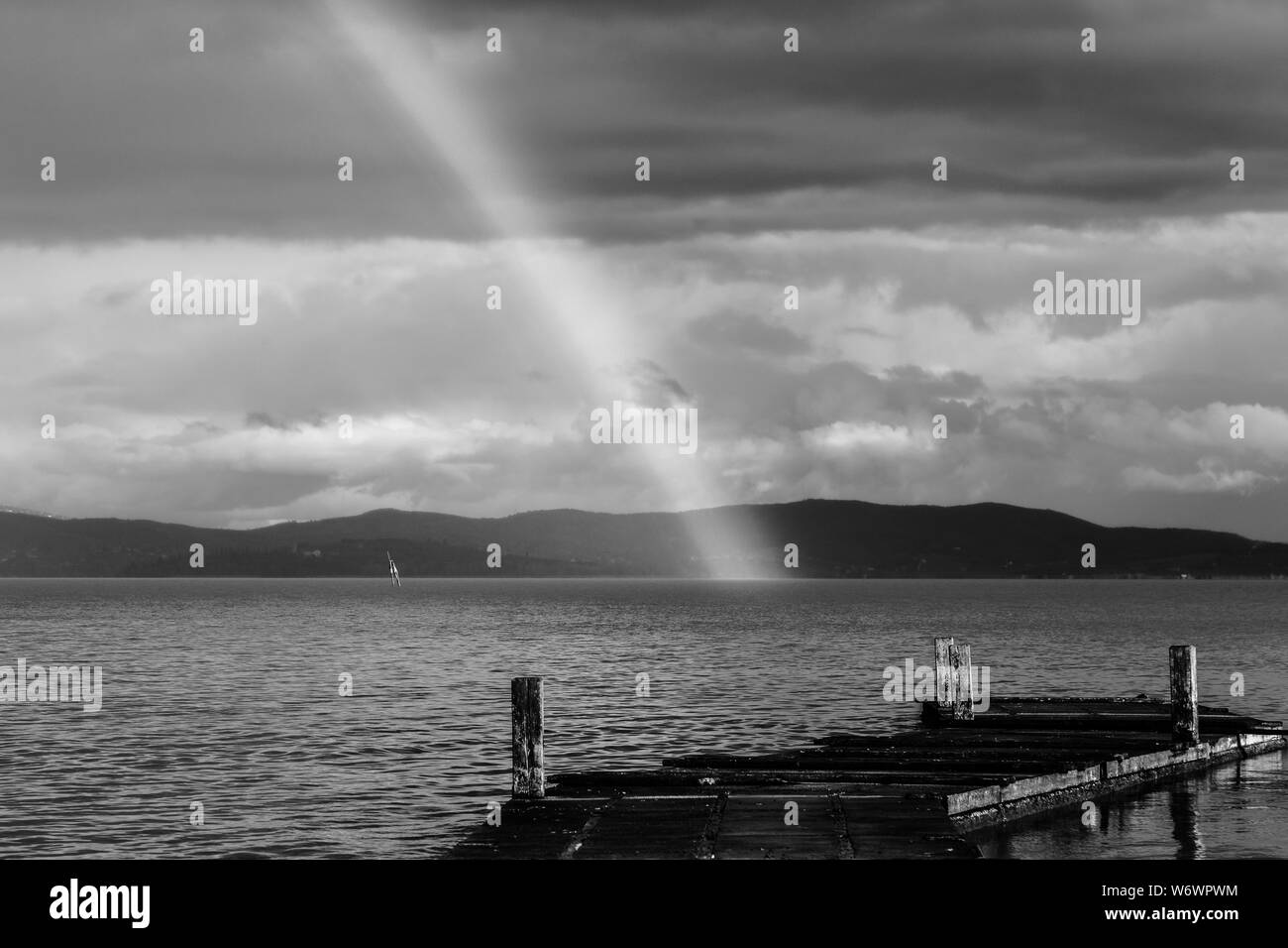 Bellissima vista di un arcobaleno su un molo su un lago Trasimeno (Umbria, Italia) Foto Stock