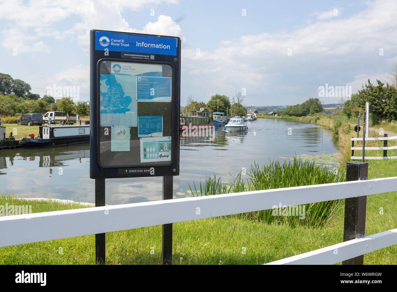 Gloucester e Nitidezza Canal, Purton, Gloucestershire, Inghilterra, Regno Unito sul canale e sul fiume fiducia nota informativa Foto Stock