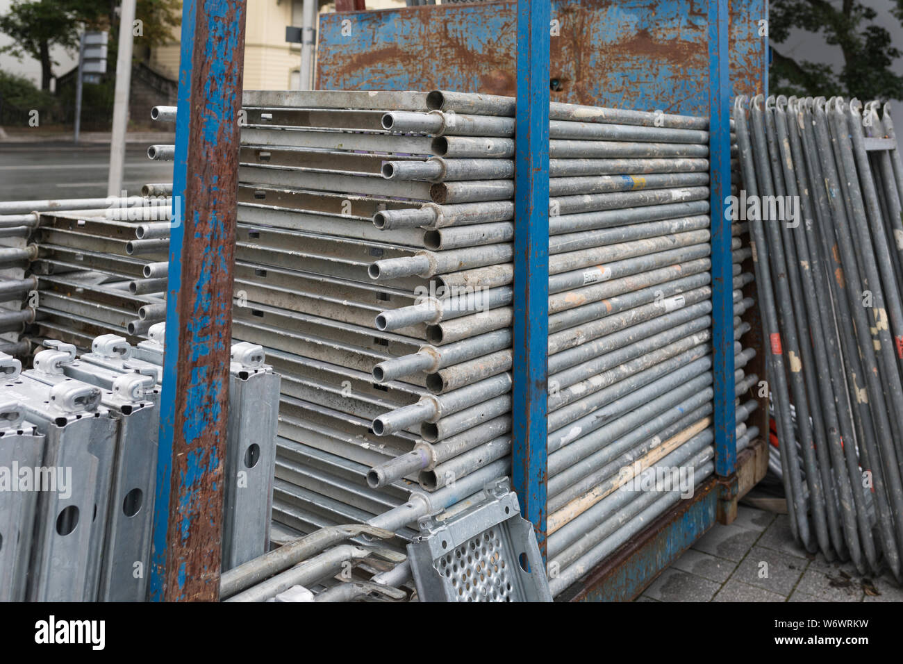 Materiali da ponteggio ad una ristrutturazione del sito di costruzione in Germania Foto Stock