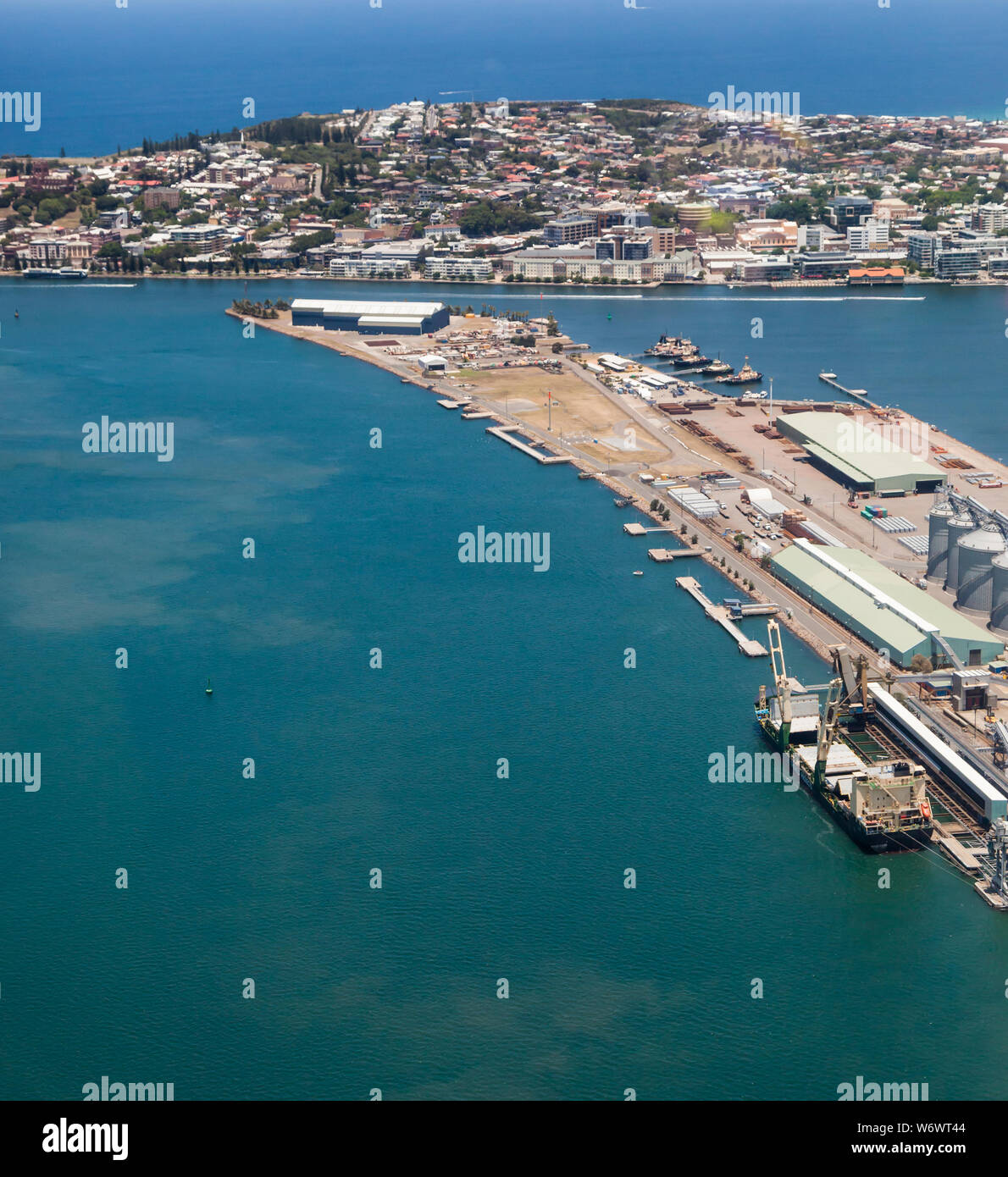 Vista aerea del porto di Newcastle - NSW Australia. Newcastle è un porto di lavoro invio di carbone e di grano in tutto il mondo. Foto Stock