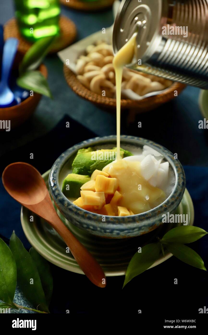 Es Teler. Ghiaccio indonesiana dessert di frutta tropicale cocktail in dolce latte di cocco zuppa. Foto Stock