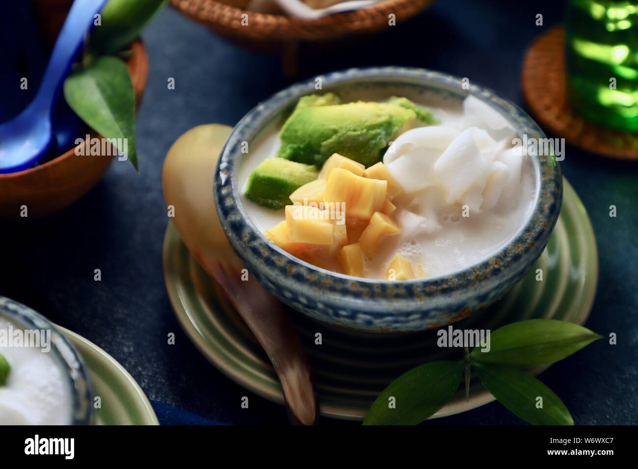Es Teler. Ghiaccio indonesiana dessert di frutta tropicale cocktail in dolce latte di cocco zuppa. Foto Stock