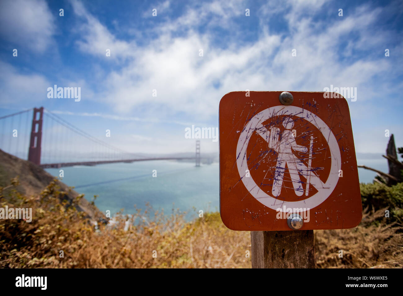 'N' escursionismo segno lungo il Marin Headlands affacciato sul Golden Gate Bridge di San Francisco Foto Stock