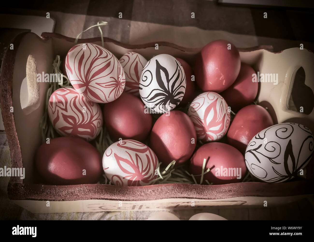 Una scatola piena di uova di pasqua con disegnati a mano fiori Foto Stock