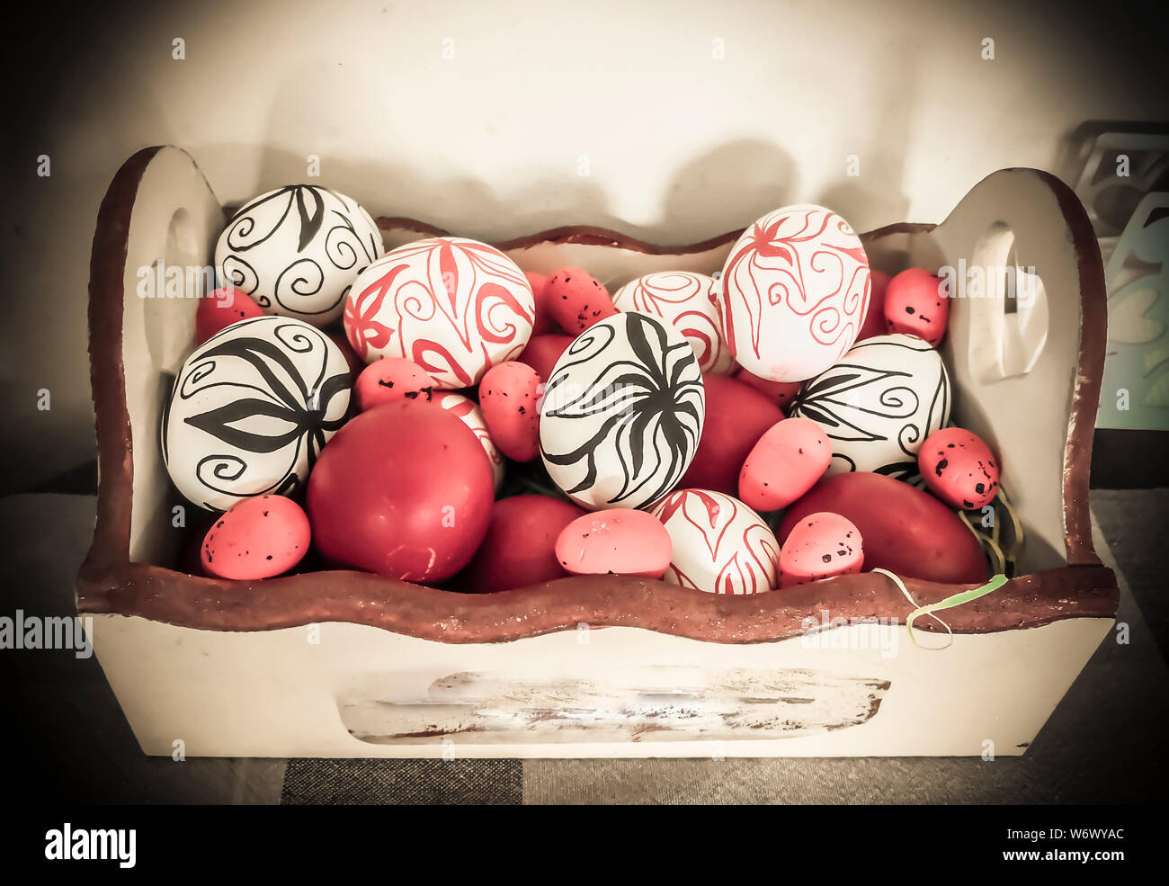 Una scatola piena di uova di pasqua con disegnati a mano fiori Foto Stock
