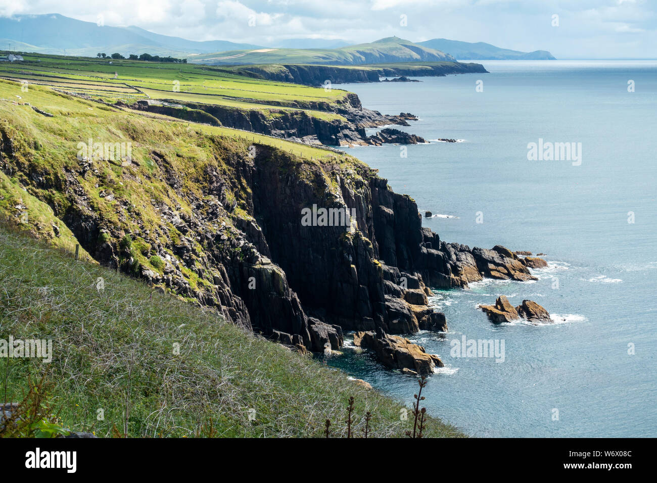Aspre scogliere sul mare a Dun Beag sulla penisola di Dingle, nella contea di Kerry, Repubblica di Irlanda Foto Stock