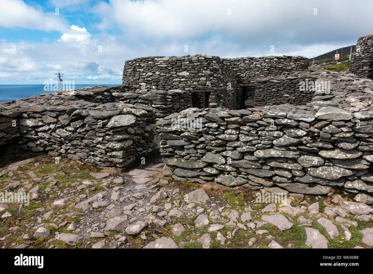 Caher Conor Beehive capanne a Fahan sulla penisola di Dingle, nella contea di Kerry, Repubblica di Irlanda Foto Stock