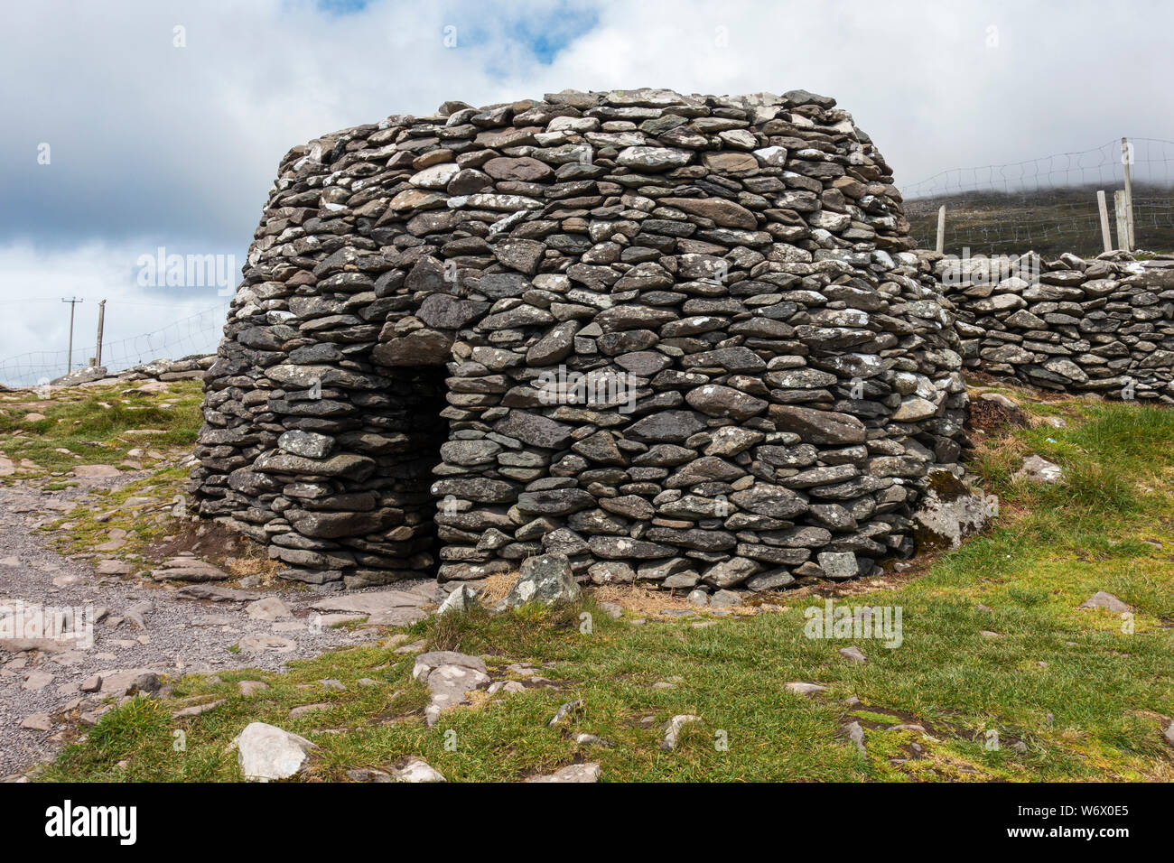 Caher Conor Beehive capanne a Fahan sulla penisola di Dingle, nella contea di Kerry, Repubblica di Irlanda Foto Stock