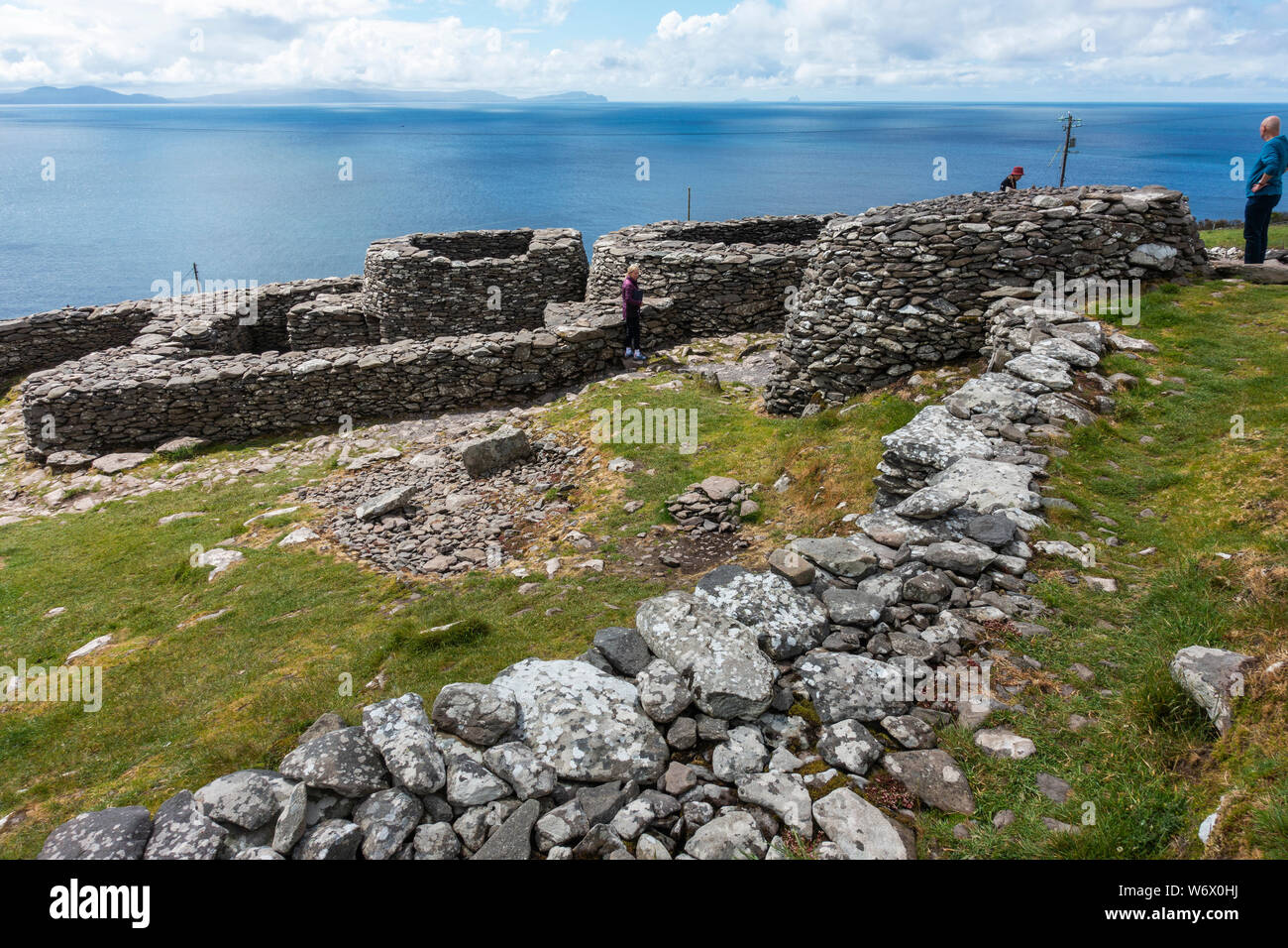 Caher Conor Beehive capanne a Fahan sulla penisola di Dingle, nella contea di Kerry, Repubblica di Irlanda Foto Stock