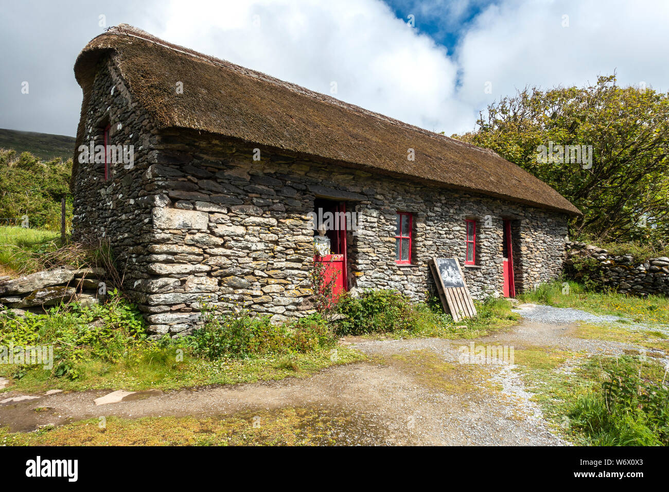 Testa Slea carestia Cottages a Fahan sulla penisola di Dingle, nella contea di Kerry, Repubblica di Irlanda Foto Stock