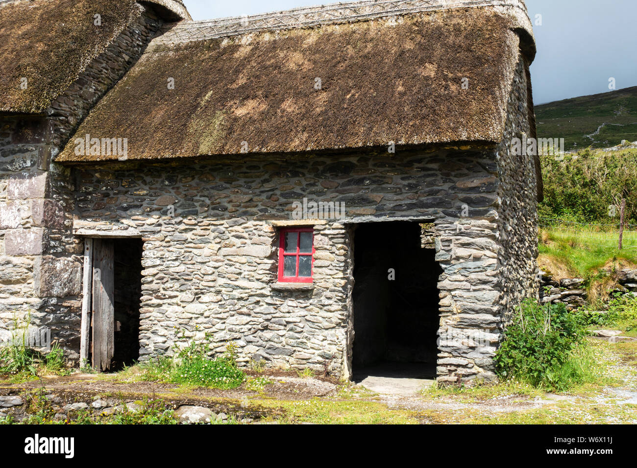 Testa Slea carestia Cottages a Fahan sulla penisola di Dingle, nella contea di Kerry, Repubblica di Irlanda Foto Stock