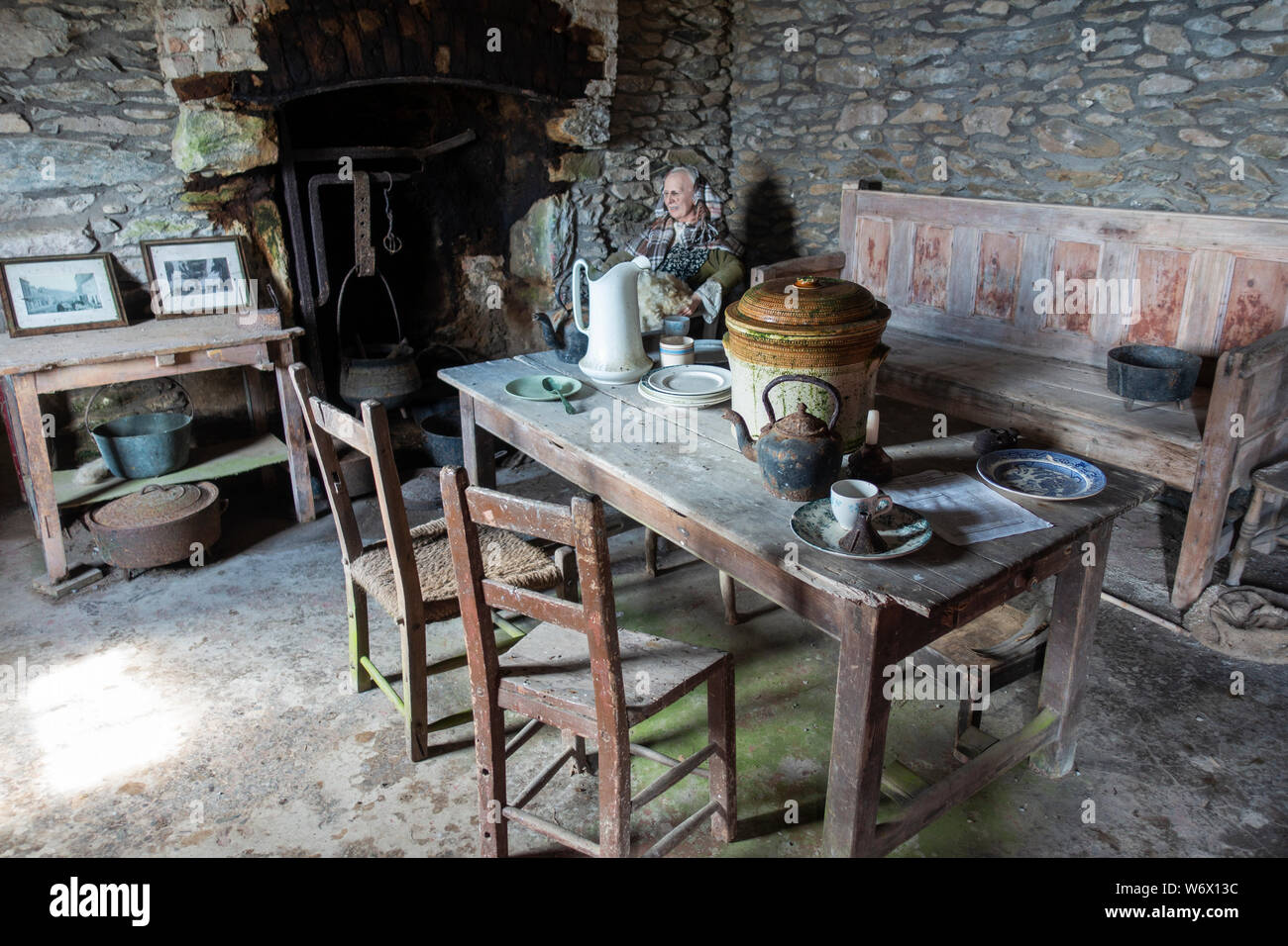 Interno della fattoria restaurata cottage a testa Slea carestia Cottages a Fahan sulla penisola di Dingle, nella contea di Kerry, Repubblica di Irlanda Foto Stock