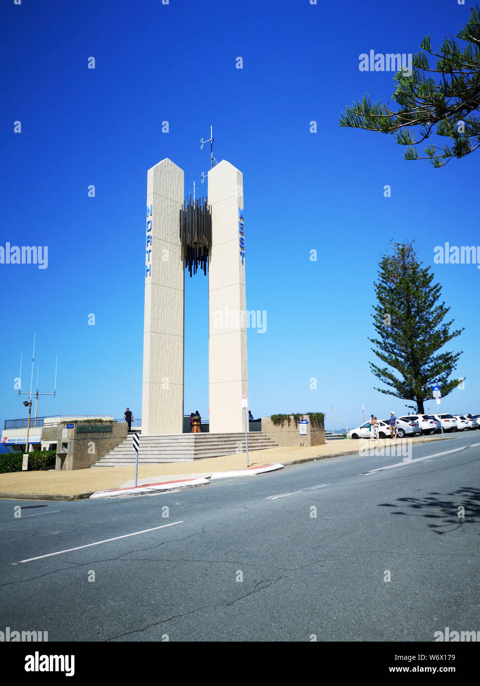 Coolangatta, Australia: 24 Marzo 2019: Captain Cook Memorial si trova sul punto di pericolo. Essa segna il confine tra il Nuovo Galles del Sud e del Queensland. Foto Stock
