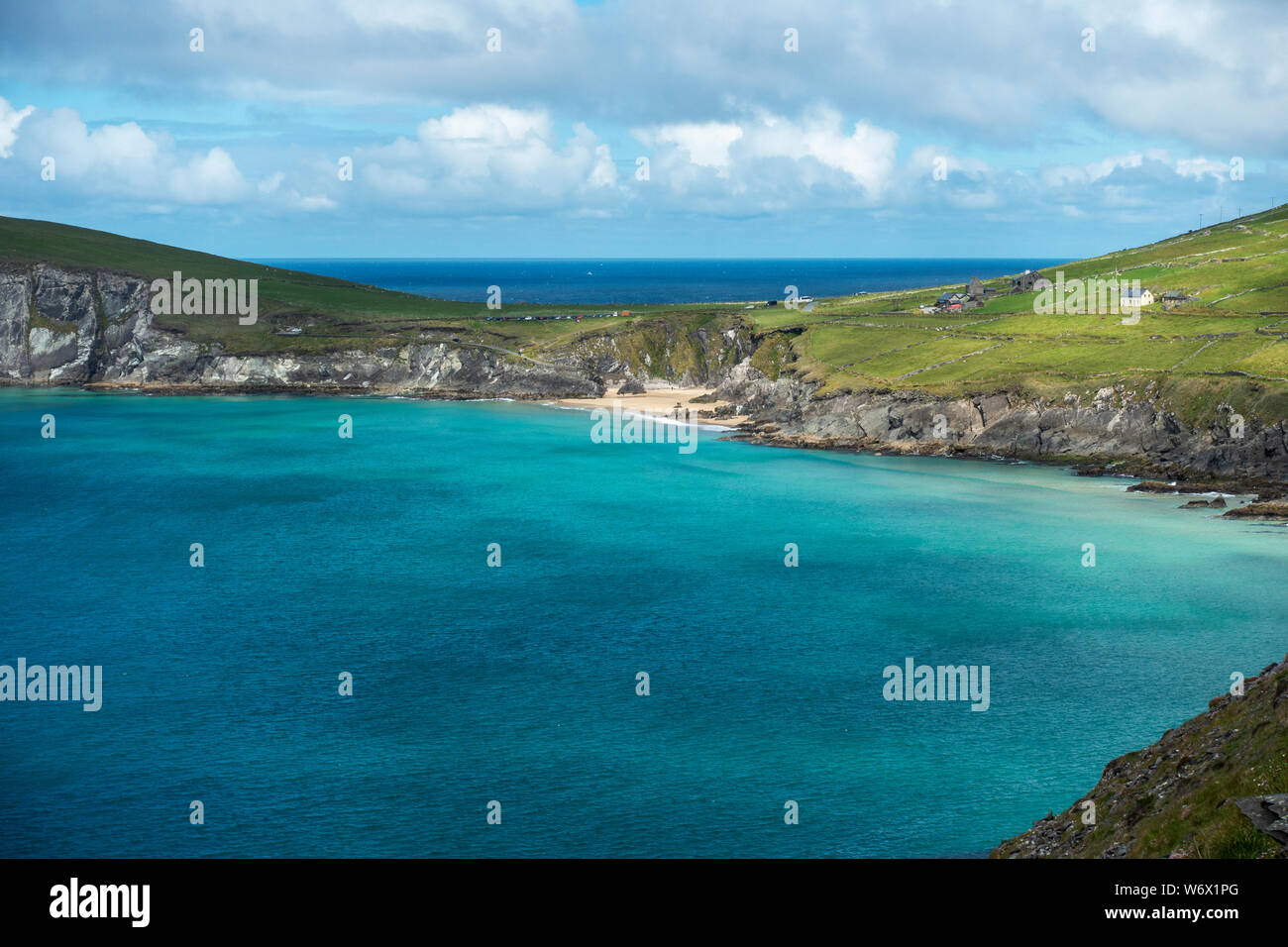 Scenic vedute costiere sulla testa Slea guidare in direzione Coumeenoole sulla penisola di Dingle, nella contea di Kerry, Repubblica di Irlanda Foto Stock