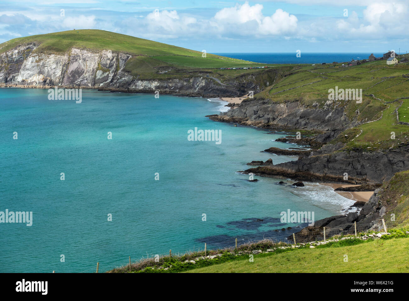 Costa frastagliata verso Dunmore testa sulla penisola di Dingle, nella contea di Kerry, Repubblica di Irlanda Foto Stock