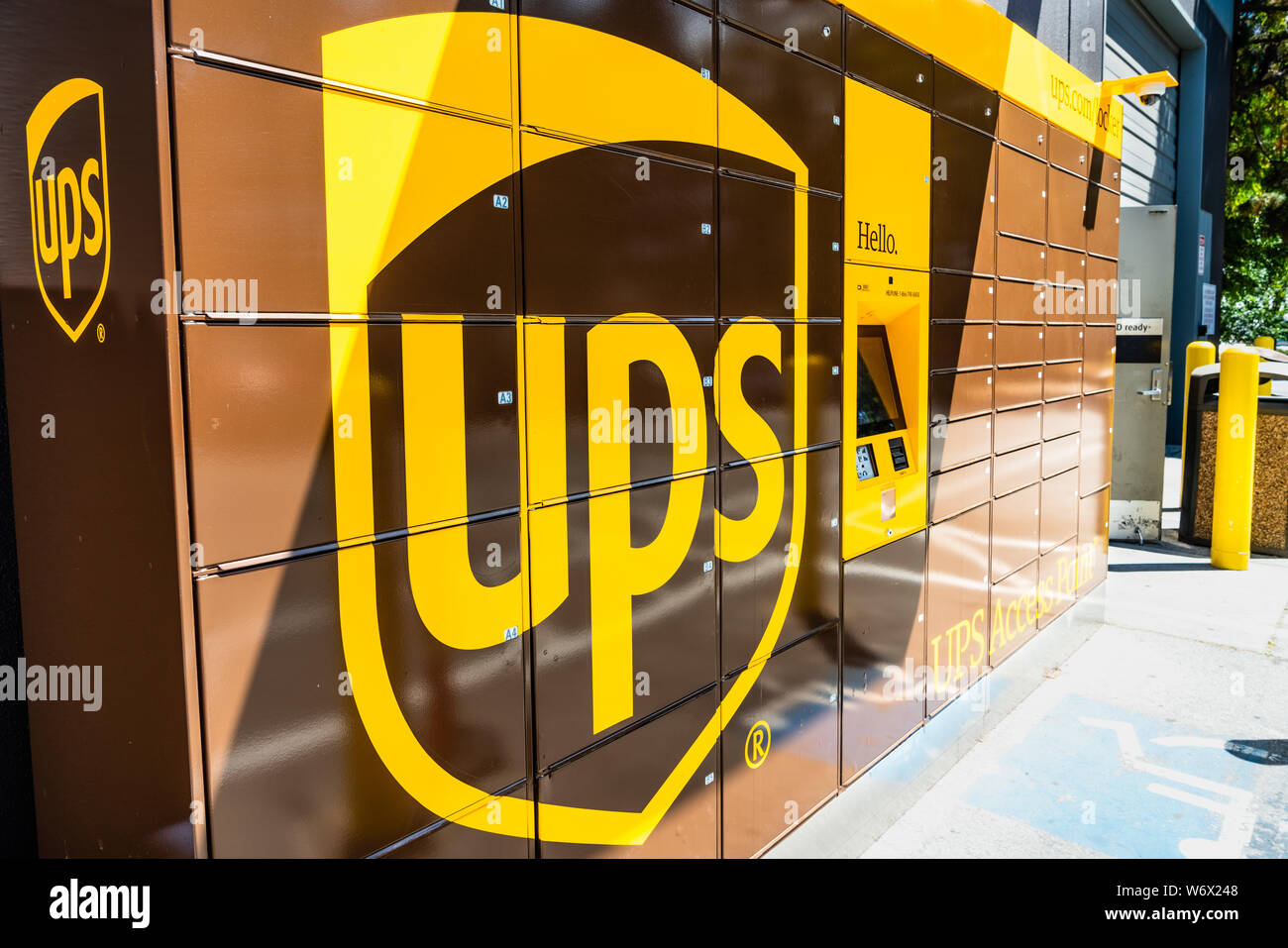 Luglio 30, 2019 Menlo Park / CA / STATI UNITI D'AMERICA - ARMADIETTO UPS disponibile 24 ore per il pacchetto pick-up in San Francisco Bay Area; UPS ha ampliato il numero di blocco Foto Stock