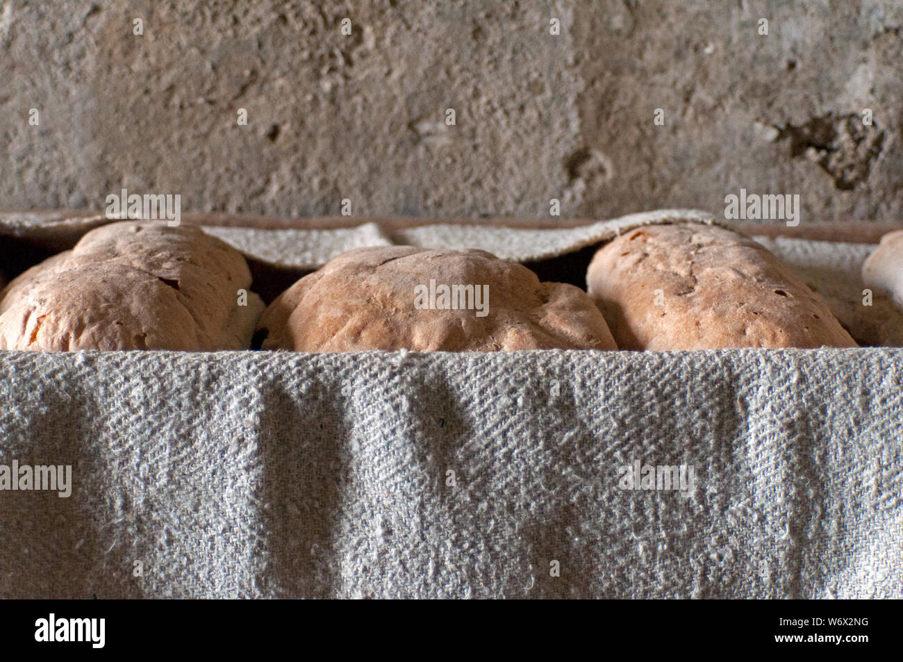 Pane avvolto su un tessuto di iuta Foto Stock