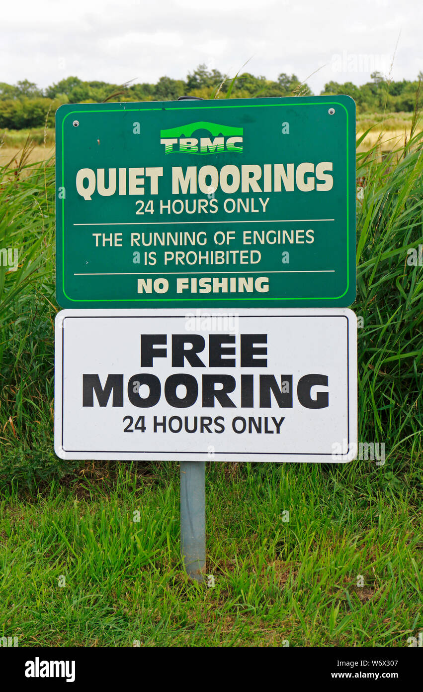 Un avviso sulla banca del fiume Thurne su Norfolk Broads pubblicità libera posti barca presso con Repps Bastwick, Norfolk, Inghilterra, Regno Unito, Europa. Foto Stock