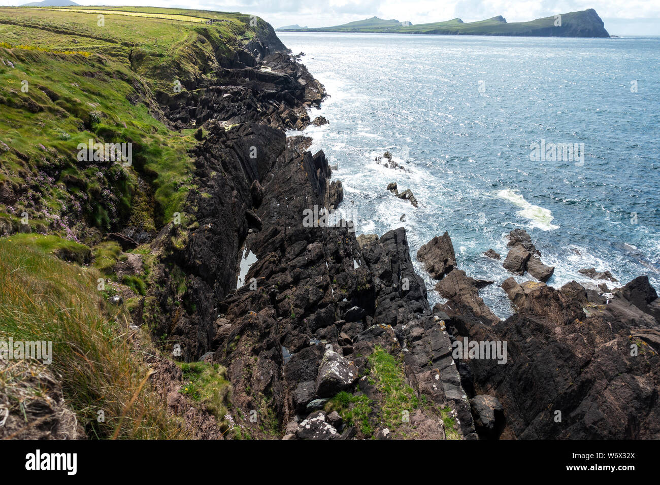 Aspre scogliere sul mare a Feohanagh sulla testa Slea Drive sulla penisola di Dingle, nella contea di Kerry, Repubblica di Irlanda Foto Stock