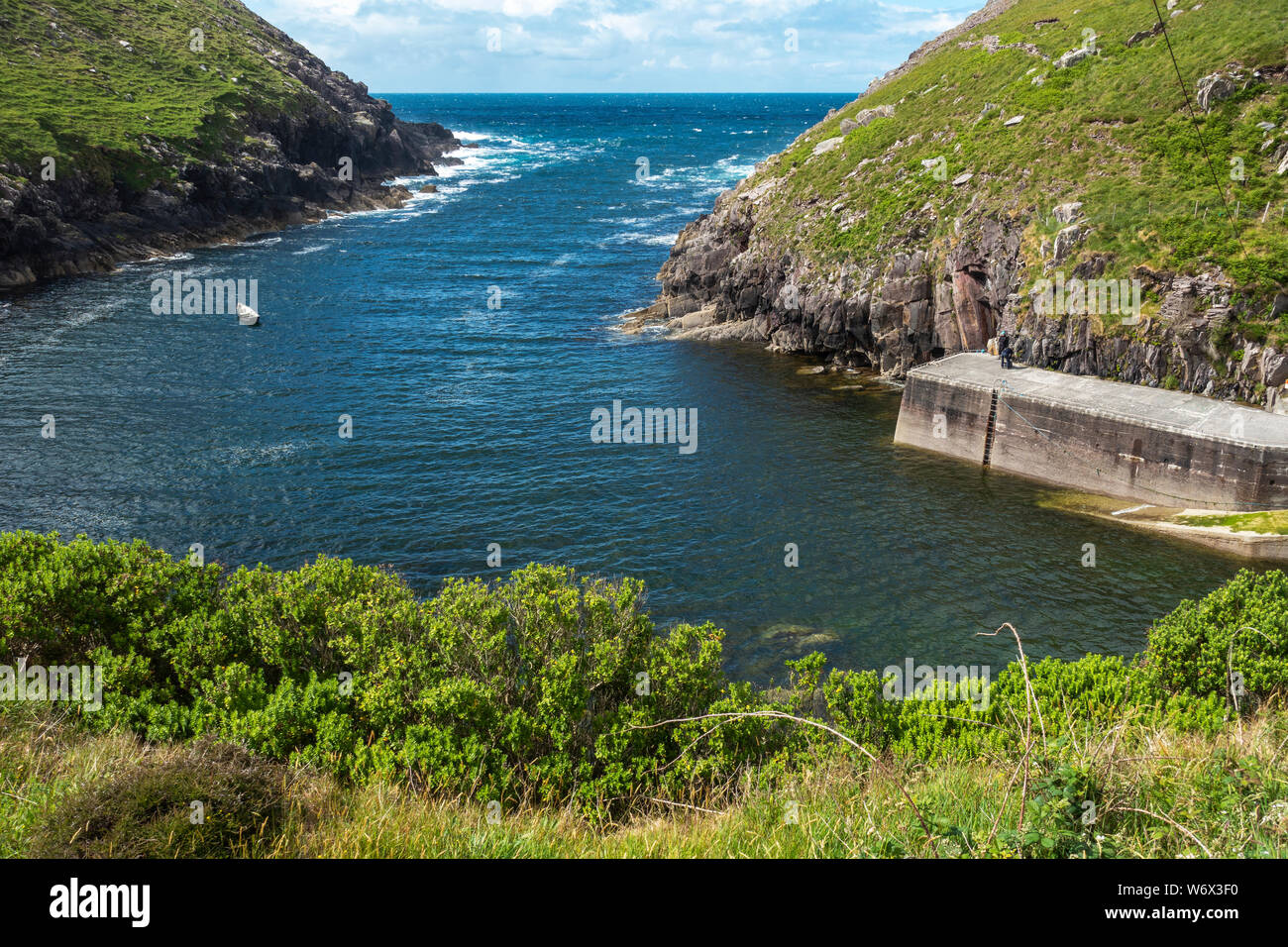 Riparato porto a Brandon Creek sulla penisola di Dingle, nella contea di Kerry, Repubblica di Irlanda Foto Stock