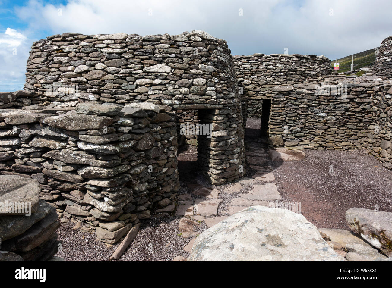 Caher Conor Beehive capanne a Fahan sulla penisola di Dingle, nella contea di Kerry, Repubblica di Irlanda Foto Stock