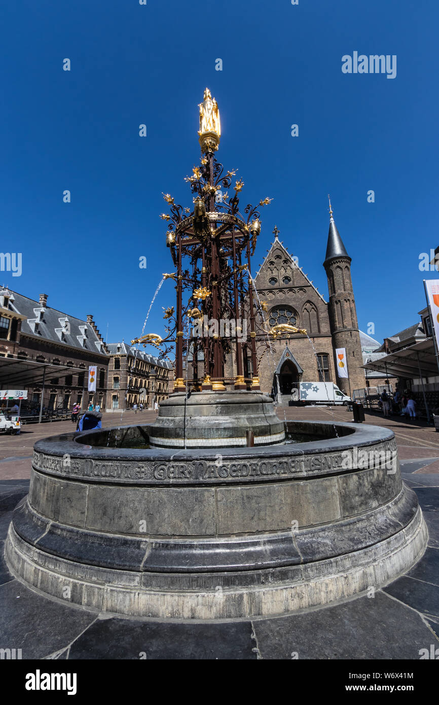 Il Binnenhof fontana (Fontein graaf Willem II), l'Aia Foto Stock